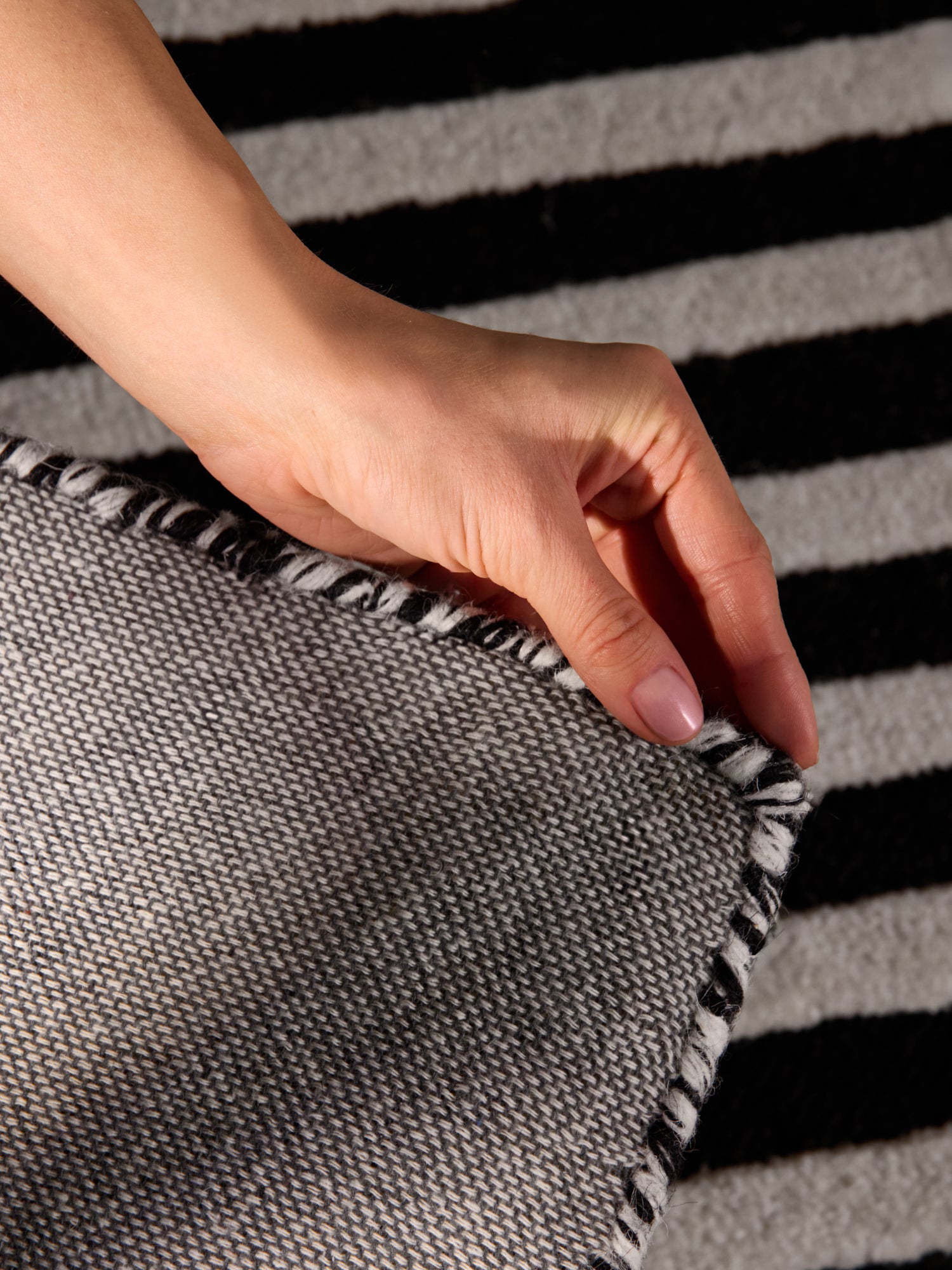 ELLE DECORATION STRYVE ULLMATTA FLUX, SVART-VIT