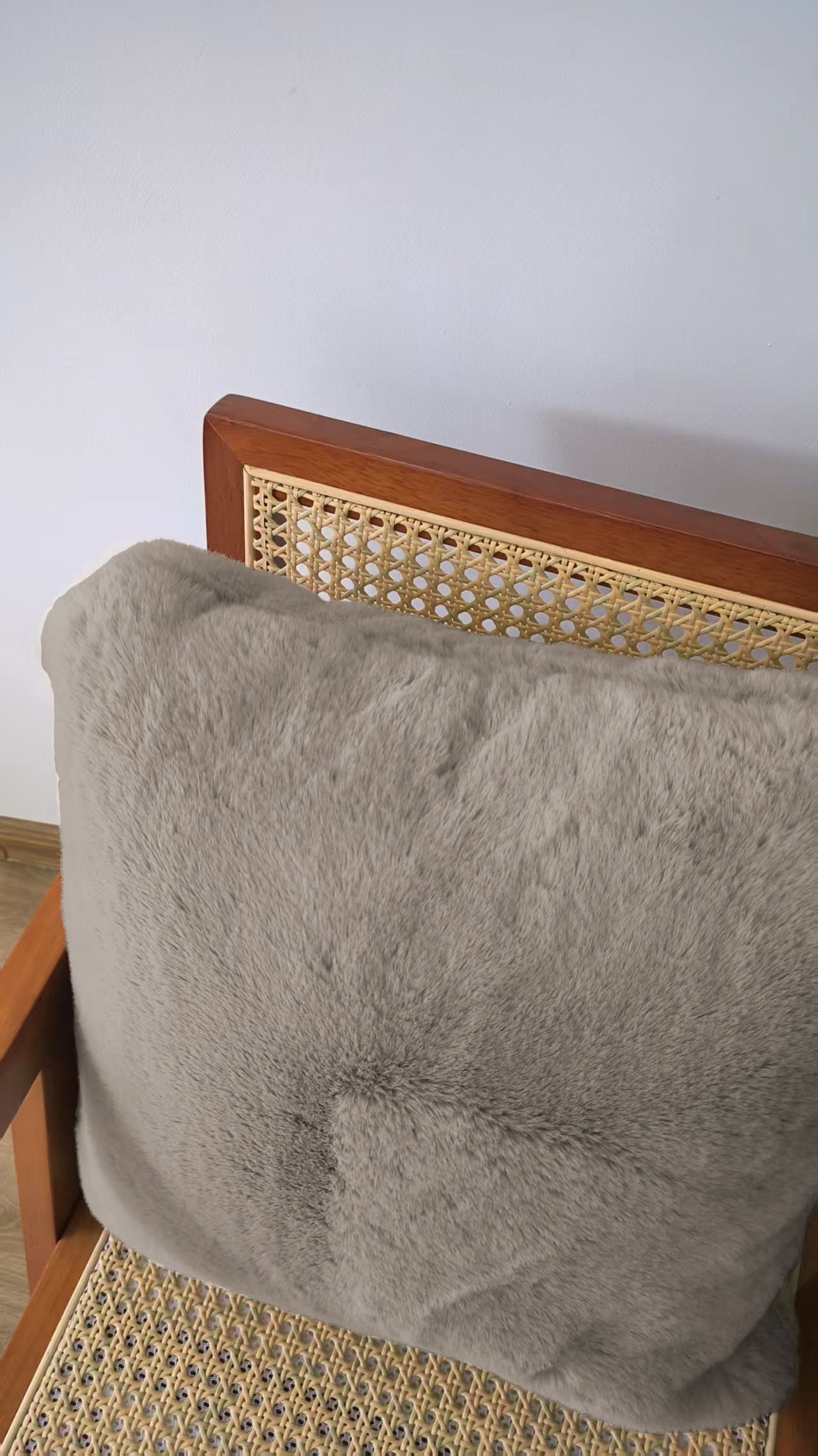 Mjukt pälsfodral, taupe