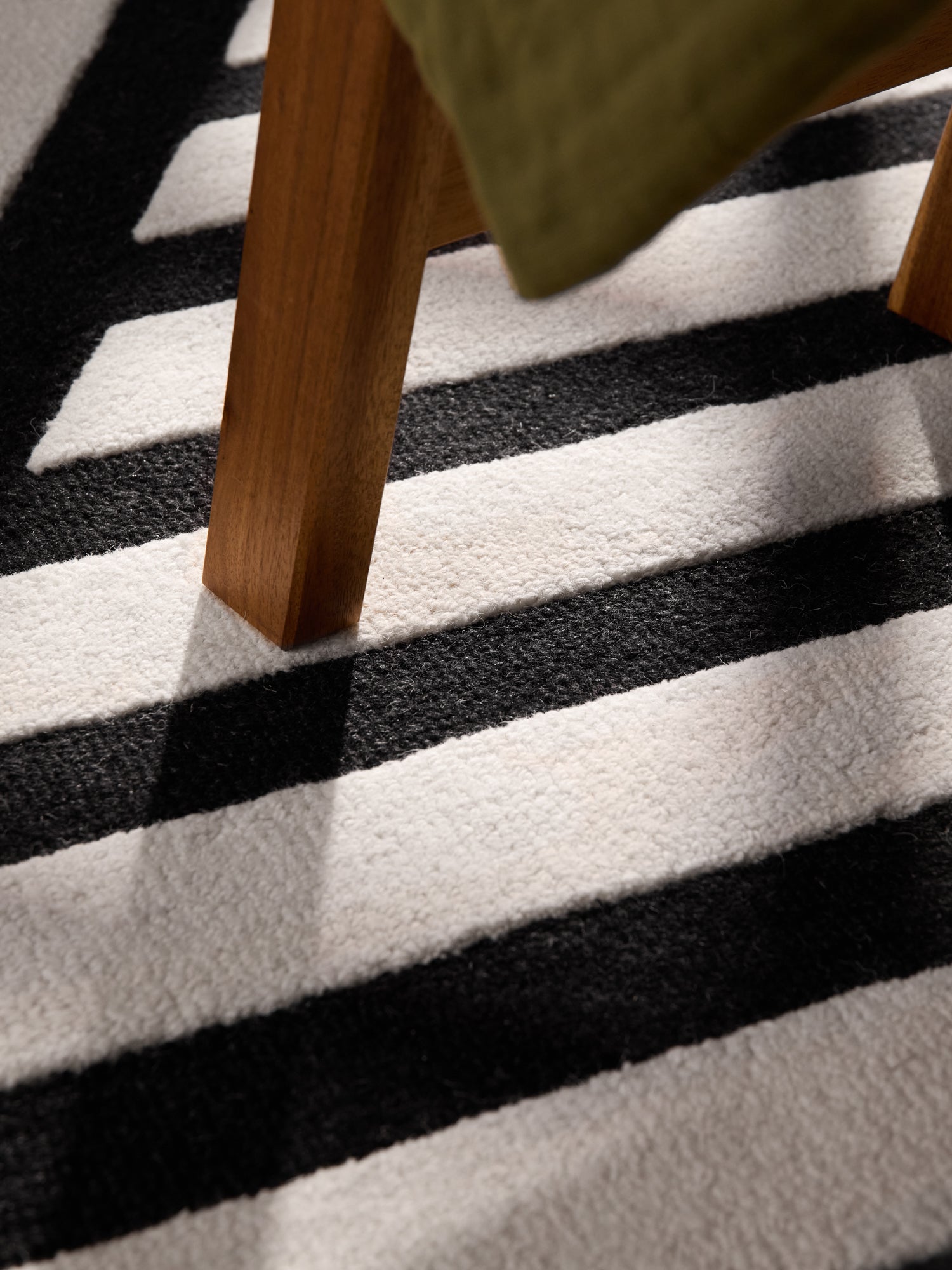 ELLE DECORATION STRYVE ULLMATTA NOIR, SVARTVIT