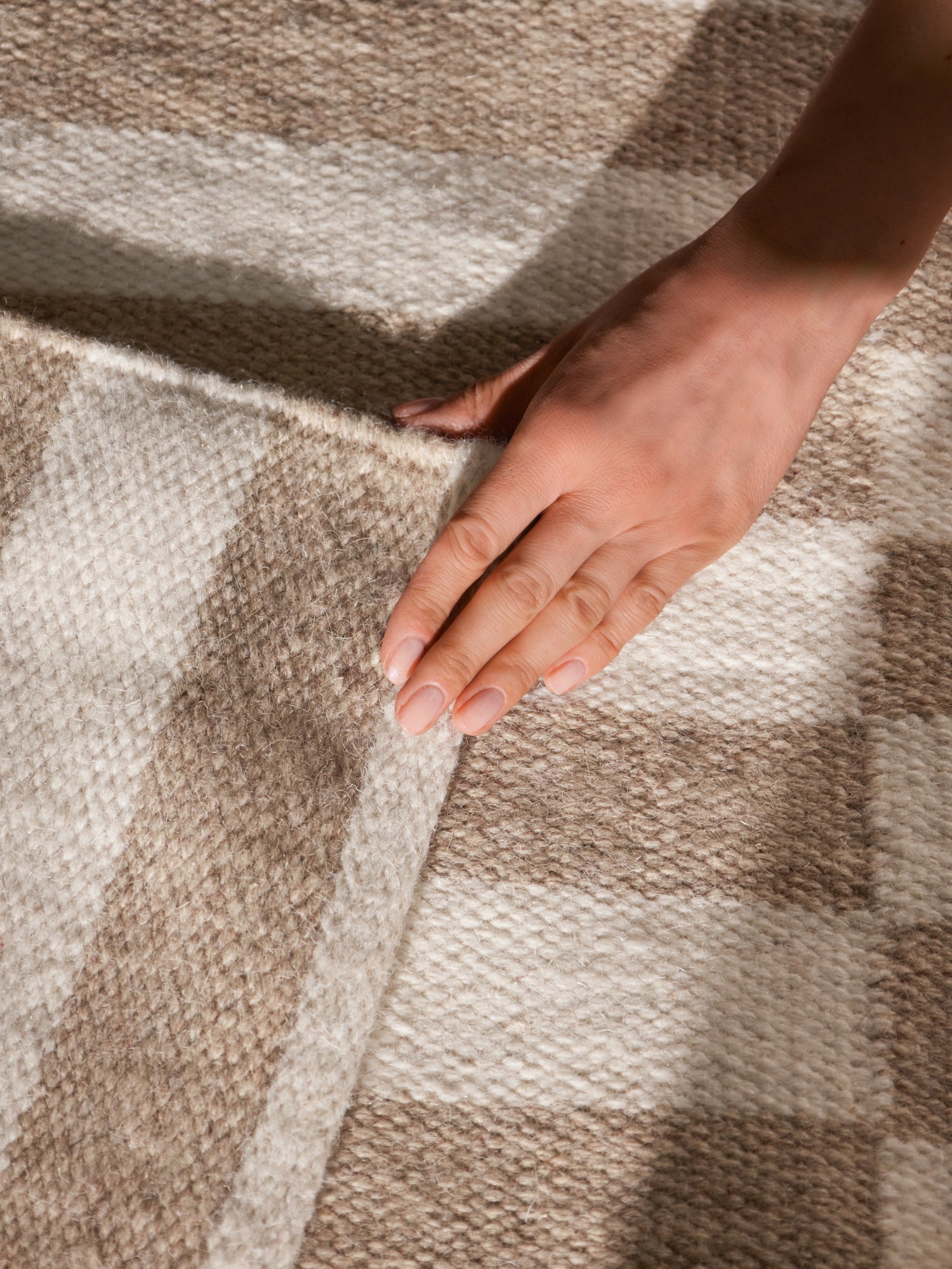 VIKA ULDTÆPPE, BEIGE-NATURHVID