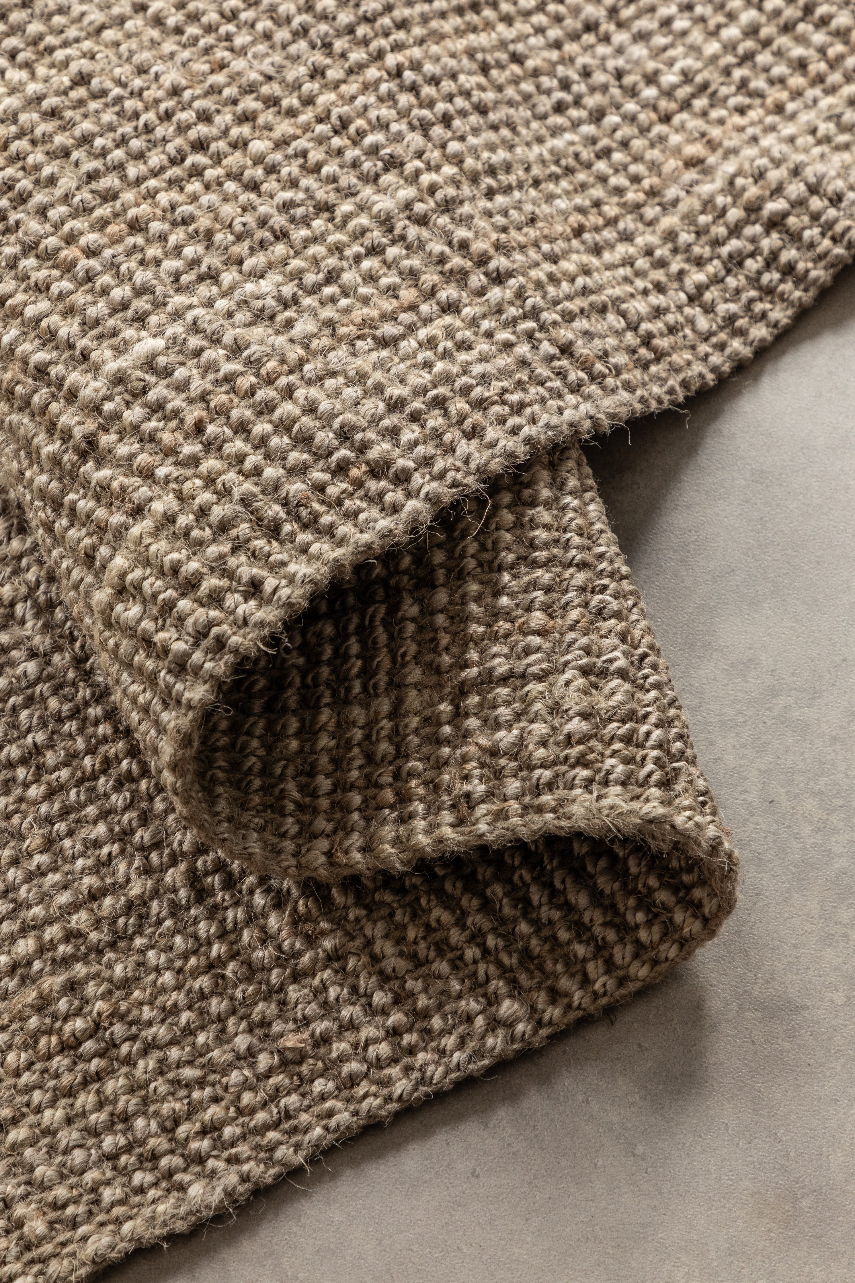 BOUCLE JUTEMATTA, GRÅBRUN - 105975